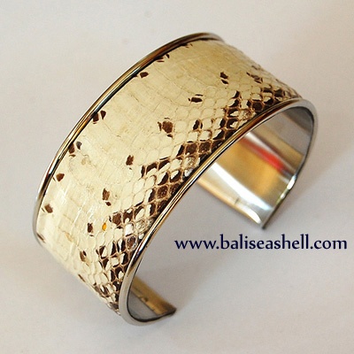 brecelet skin leather from snake