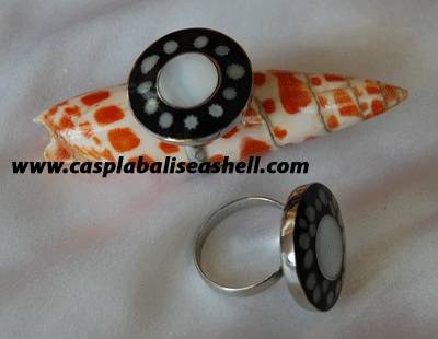 shell ring art with receine Ring