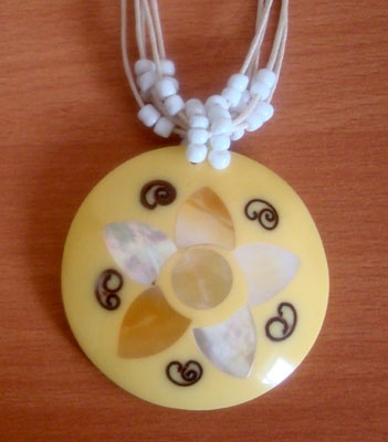 yellow mop shell necklace with bead