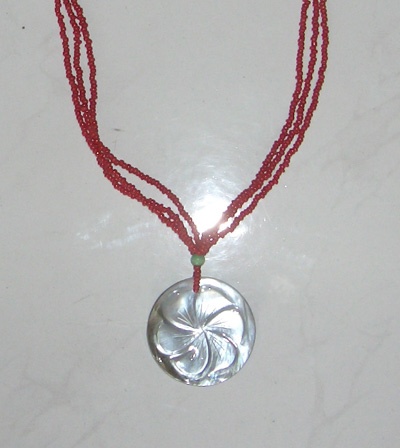 Necklace black shell flower