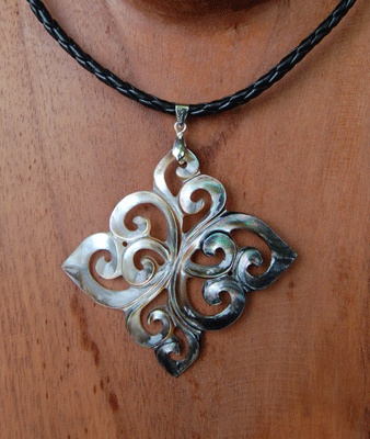 Black carving necklace